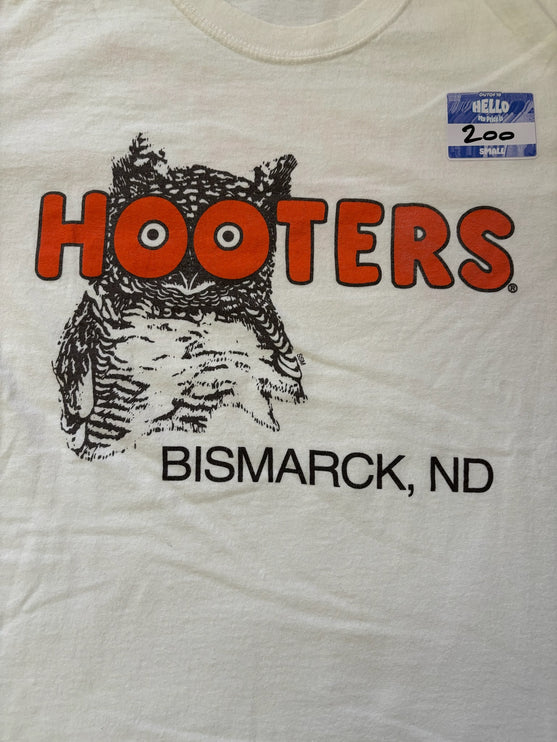Hooters tee